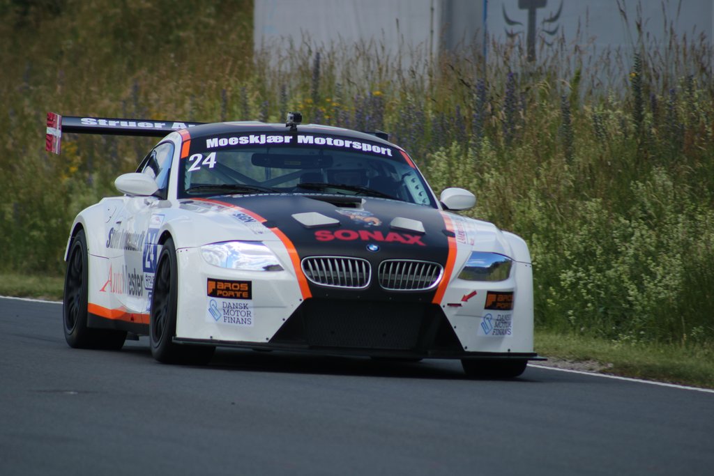 Henrik Moeskjær havde endelig fået liv i den flotte BMW Z4 med V10 motoren. Nu skal den bare have lidt mere fart, for at kunne kæmpe med om sejrene i GT-B.
(Foto: JJ Media)